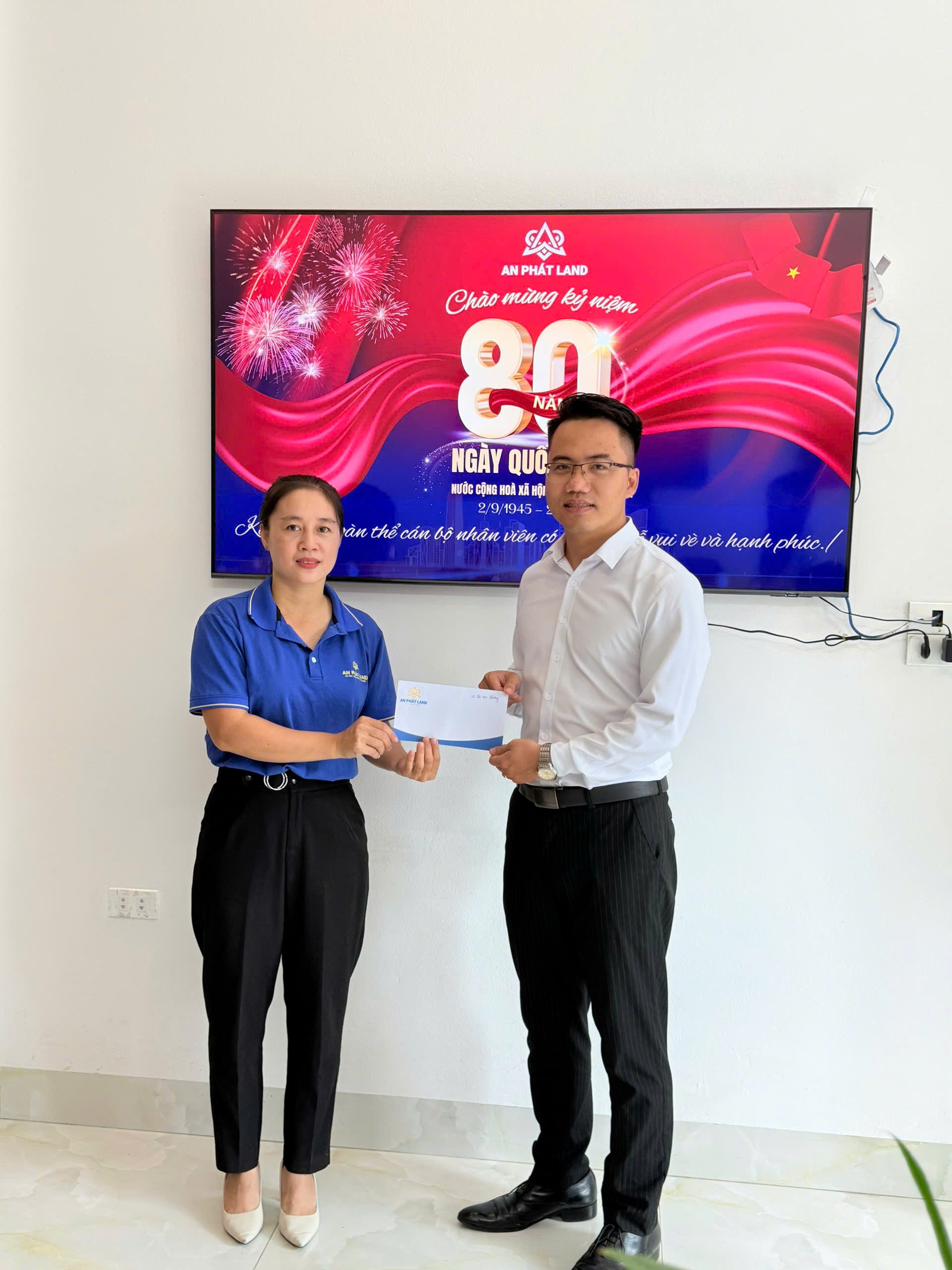 Ban lãnh đạo thưởng 2/9 cho đội ngũ nhân viên