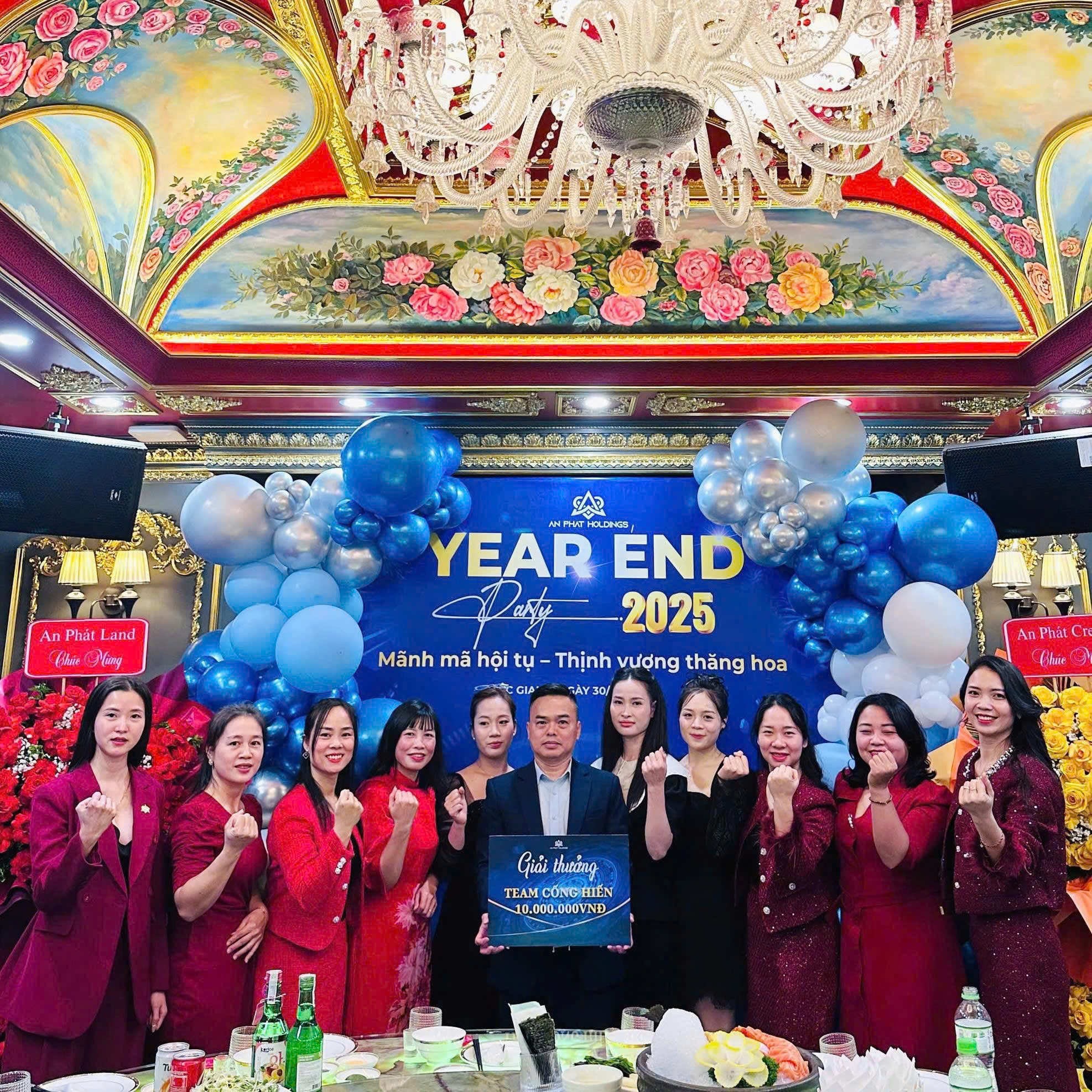 Vinh danh team cống hiến